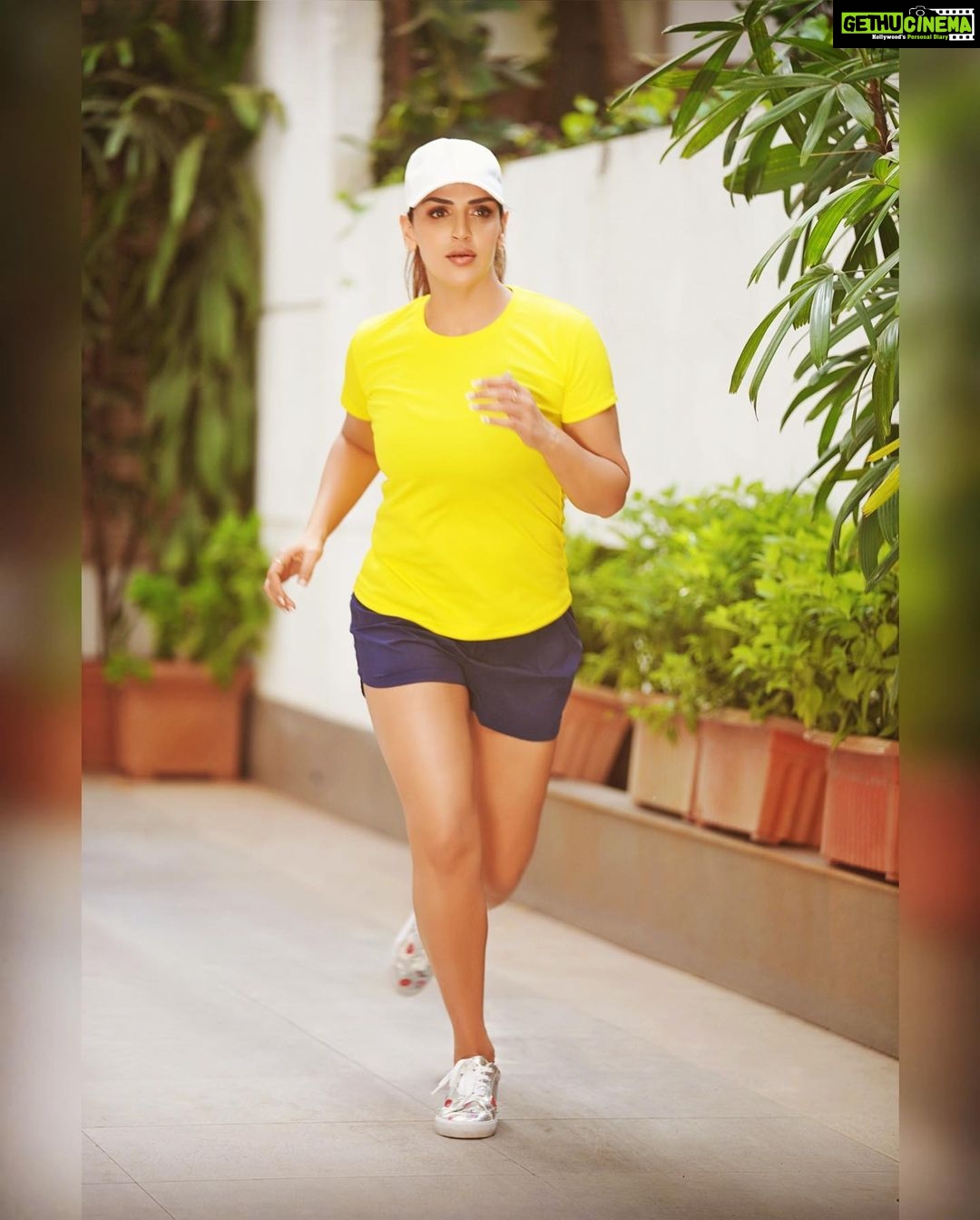 Esha Deol Instagram - I’m always yearning for the sun and a quick run. ☀️Today’s a perfect day for both! Also, do you think it's a coincidence that my bright & happy tee is also called Yearn Yellow? 😎 @engn.in #OwnYourGame #WednesdayMotivation #ActiveWear #WomensFitness #HealthyLifestyle #WomensWear #WomensHealth #Strength #Consistency #stayfit 🧿♥️