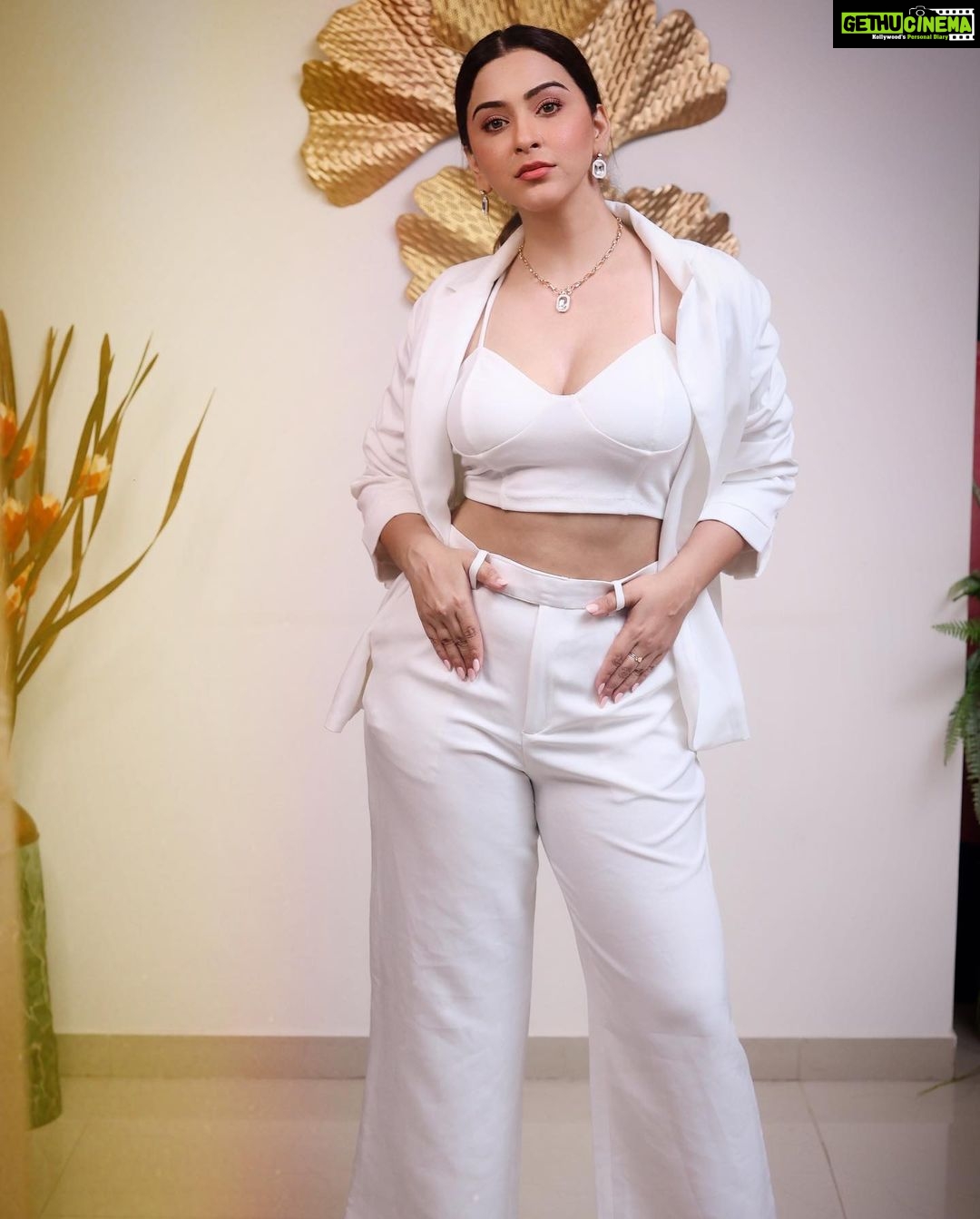 Eshanya Maheshwari Instagram - White on white 🤍✨ 📸- @portraitsbyvedant Blazer and pants - @atticsalt___ White crop top - @zara White heels- @mango earrings and necklace set - @accessorizeindiaofficial Golden clutch- @accessorizeindiaofficial #white #suit #fashion #style #fashionmodel #styleblogger #esshanyamaheshwari #eashanya #poser #instafashion #instastyle