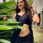 Eshanya Maheshwari Instagram - Taubaaa….. 🖤✨😉 Outfit by @maheswariswati #black #🖤 #saree #sareelove #blacksaree #esshanyamaheshwari #esshanya #fashionblogger #styleblogger #fashionista