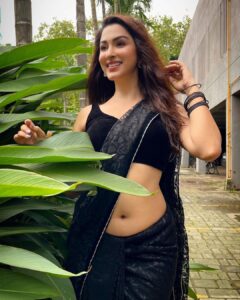 Eshanya Maheshwari Instagram - Taubaaa….. 🖤✨😉 Outfit by @maheswariswati #black #🖤 #saree #sareelove #blacksaree #esshanyamaheshwari #esshanya #fashionblogger #styleblogger #fashionista