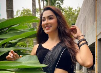 Eshanya Maheshwari Instagram - Taubaaa….. 🖤✨😉 Outfit by @maheswariswati #black #🖤 #saree #sareelove #blacksaree #esshanyamaheshwari #esshanya #fashionblogger #styleblogger #fashionista