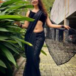 Eshanya Maheshwari Instagram - Taubaaa….. 🖤✨😉 Outfit by @maheswariswati #black #🖤 #saree #sareelove #blacksaree #esshanyamaheshwari #esshanya #fashionblogger #styleblogger #fashionista