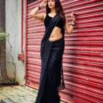 Eshanya Maheshwari Instagram - Taubaaa….. 🖤✨😉 Outfit by @maheswariswati #black #🖤 #saree #sareelove #blacksaree #esshanyamaheshwari #esshanya #fashionblogger #styleblogger #fashionista