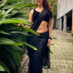 Eshanya Maheshwari Instagram – Taubaaa….. 🖤✨😉

Outfit by @maheswariswati 

#black #🖤 #saree #sareelove #blacksaree #esshanyamaheshwari #esshanya #fashionblogger #styleblogger #fashionista