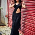 Eshanya Maheshwari Instagram - Taubaaa….. 🖤✨😉 Outfit by @maheswariswati #black #🖤 #saree #sareelove #blacksaree #esshanyamaheshwari #esshanya #fashionblogger #styleblogger #fashionista