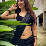 Eshanya Maheshwari Instagram - Taubaaa….. 🖤✨😉 Outfit by @maheswariswati #black #🖤 #saree #sareelove #blacksaree #esshanyamaheshwari #esshanya #fashionblogger #styleblogger #fashionista