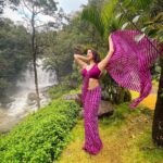 Eshanya Maheshwari Instagram - By getting lost in nature, you get closer to finding yourself 💗✨💗 Picture credit @bhavikamaheshwari10 Saree by @maheswariswati #saree #sareelove #esshanyamaheshwari #esshanya #travel #coog #travelblogger Ayatana Resort