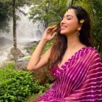 Eshanya Maheshwari Instagram - Here I sit beneath a tree Heartbeat calm. Soul hums free.✨💗 Picture credit @bhavikamaheshwari10 Saree by - @maheswariswati Location @ayatana.coorg #nature #waterfall #earth #beauty #travel #coorg #travelblogger #instatravel #esshanyamaheshwari #esshanya #saree #sareelove Ayatana Resort