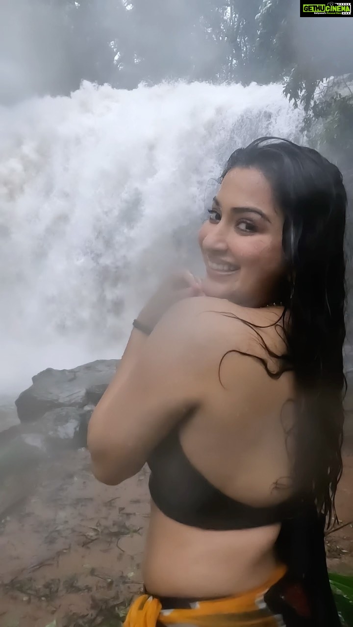 Eshanya Maheshwari Instagram - “Waterfalls wouldn’t sound so melodious if there were no rocks in their way.” ☺️✨ PS- some words and some moments in life teaches you many things 🙌✨ Shot by @bhavikamaheshwari10 ❤️ Location @ayatana.coorg #waterfall #nature #beauty #travel #coorg #feelitreelit #Reelsinstagram #Esshanyamaheshwari #esshanya Ayatana Resort