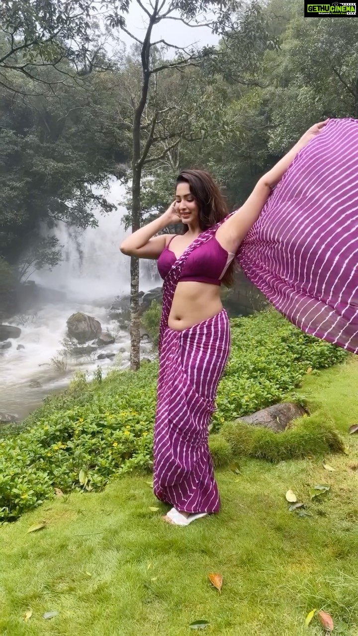 Eshanya Maheshwari Instagram - Beheta Hai Mann Kahee… 💜✨ Saree by @maheswariswati 1001th post 💫 #waterfall #travel #coorg #saree #sareelove #Esshanyamaheshwari #esshanya #travelblogger #instatravel #ayatanacoorg Ayatana Resort