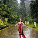 Eshanya Maheshwari Instagram - She acts like summer & Walks like rain 💫 #rains #travel #instatravel #coorg #ayatanacoorg #esshanyamaheshwari #esshanya #travelblogger #travelgram Ayatana Resort