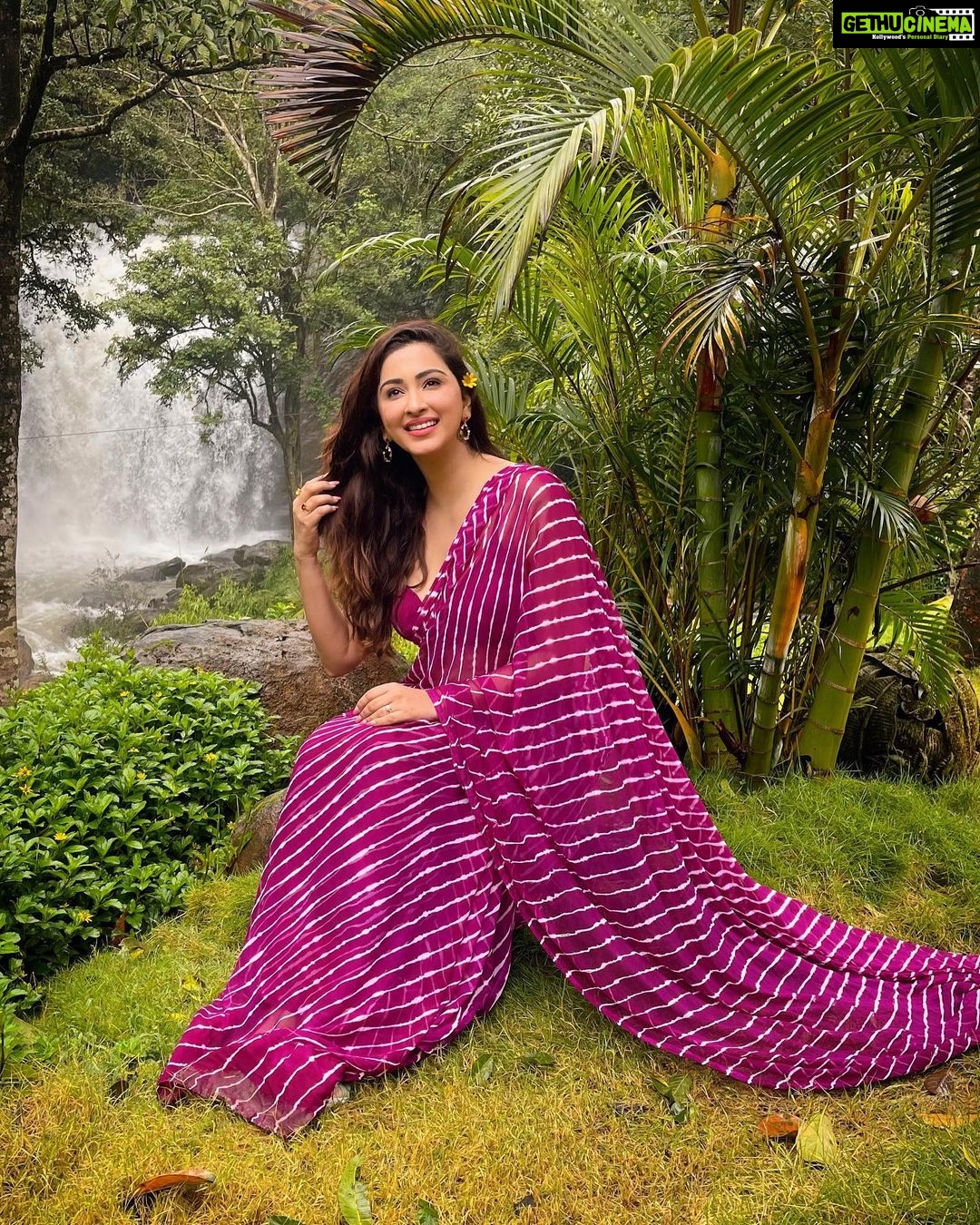 Eshanya Maheshwari Instagram - Here I sit beneath a tree Heartbeat calm. Soul hums free.āØš Picture credit @bhavikamaheshwari10 Saree by - @maheswariswati Location @ayatana.coorg #nature #waterfall #earth #beauty #travel #coorg #travelblogger #instatravel #esshanyamaheshwari #esshanya #saree #sareelove Ayatana Resort