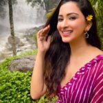Eshanya Maheshwari Instagram - Here I sit beneath a tree Heartbeat calm. Soul hums free.✨💗 Picture credit @bhavikamaheshwari10 Saree by - @maheswariswati Location @ayatana.coorg #nature #waterfall #earth #beauty #travel #coorg #travelblogger #instatravel #esshanyamaheshwari #esshanya #saree #sareelove Ayatana Resort