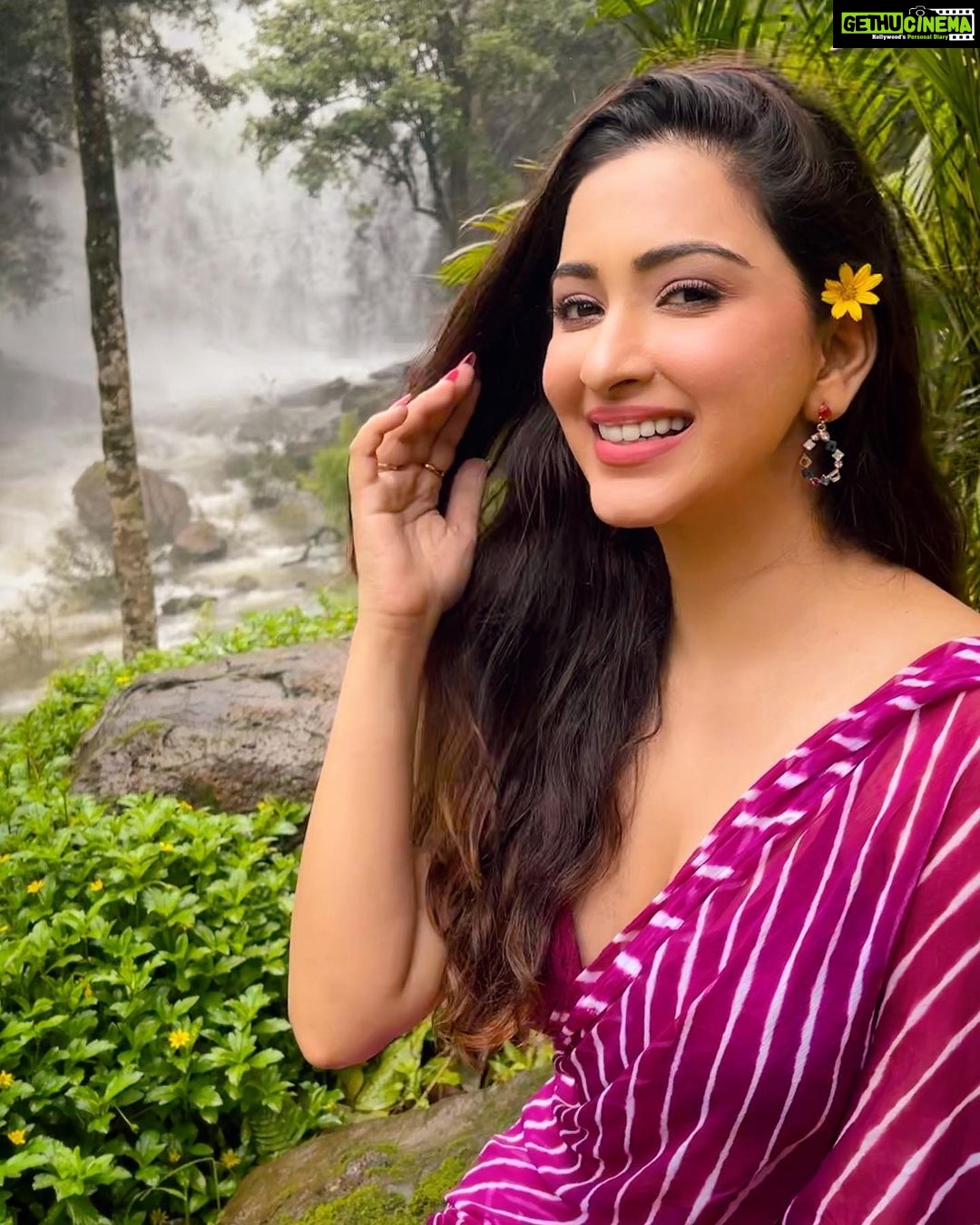 Eshanya Maheshwari Instagram - Here I sit beneath a tree Heartbeat calm. Soul hums free.āØš Picture credit @bhavikamaheshwari10 Saree by - @maheswariswati Location @ayatana.coorg #nature #waterfall #earth #beauty #travel #coorg #travelblogger #instatravel #esshanyamaheshwari #esshanya #saree #sareelove Ayatana Resort