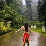 Eshanya Maheshwari Instagram - She acts like summer & Walks like rain 💫 #rains #travel #instatravel #coorg #ayatanacoorg #esshanyamaheshwari #esshanya #travelblogger #travelgram Ayatana Resort