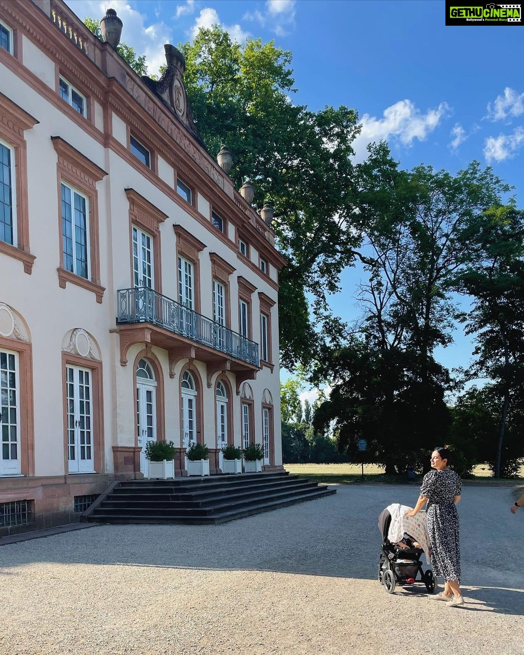 Evelyn Sharma Instagram - Just one of the #castles in my home town… 🥰 missing #summer in #Germany already… 🌻