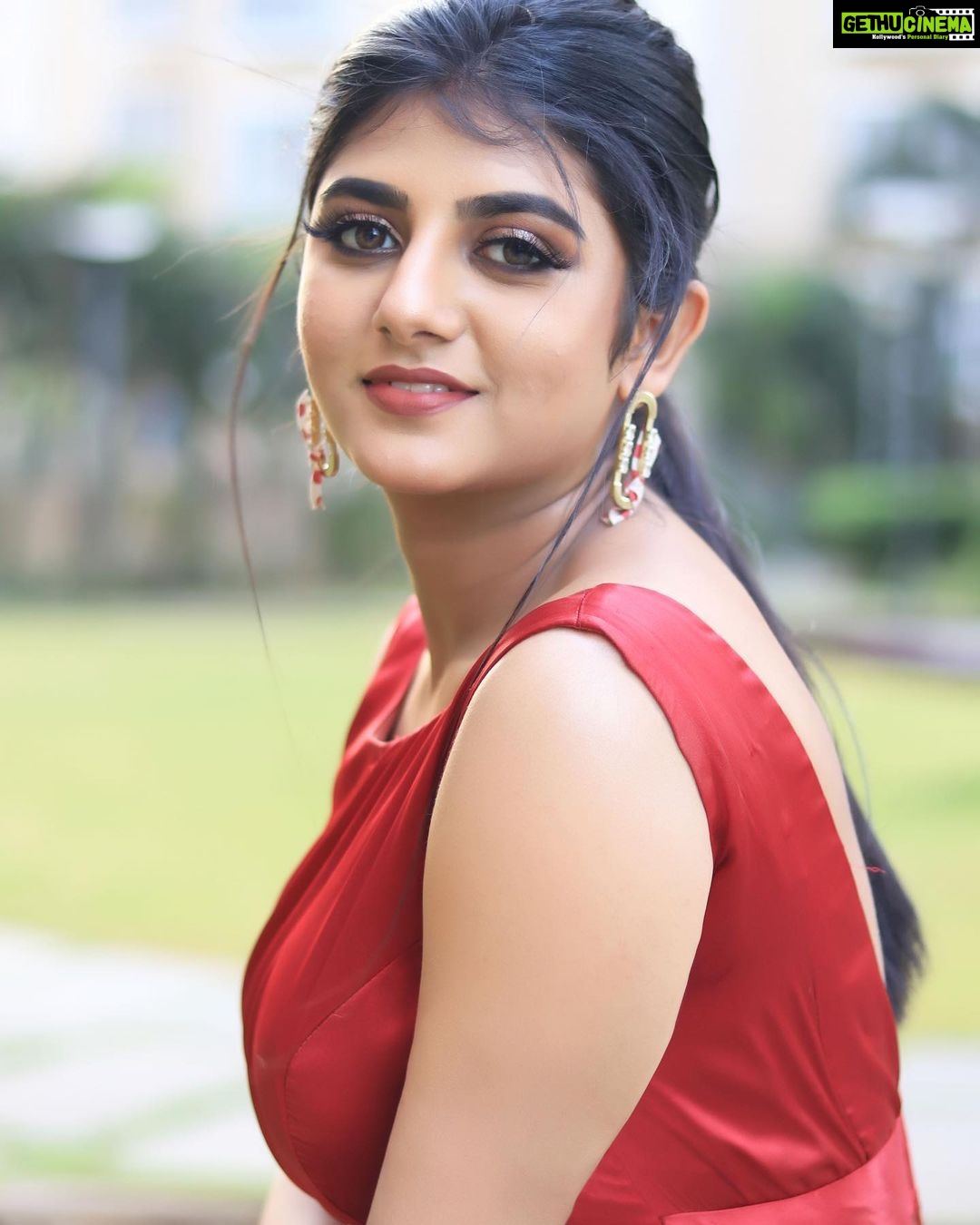 Gabriella Charlton Instagram - #vijaytelevisionawards2022 Lovely fitted maroon gown and customised accessories by @sdduniqueboutique_97 ❤️ Makeup @makeup_by_kez 🥰 Hairstylist @mani_stylist_ 🥰 Photography @varuun.jpg 🤍 Thanks team! ✨