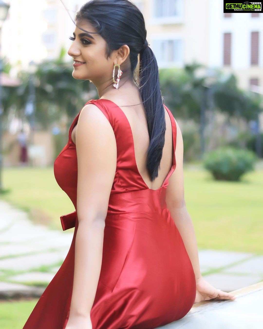 Gabriella Charlton Instagram - #vijaytelevisionawards2022 Lovely fitted maroon gown and customised accessories by @sdduniqueboutique_97 ❤️ Makeup @makeup_by_kez 🥰 Hairstylist @mani_stylist_ 🥰 Photography @varuun.jpg 🤍 Thanks team! ✨