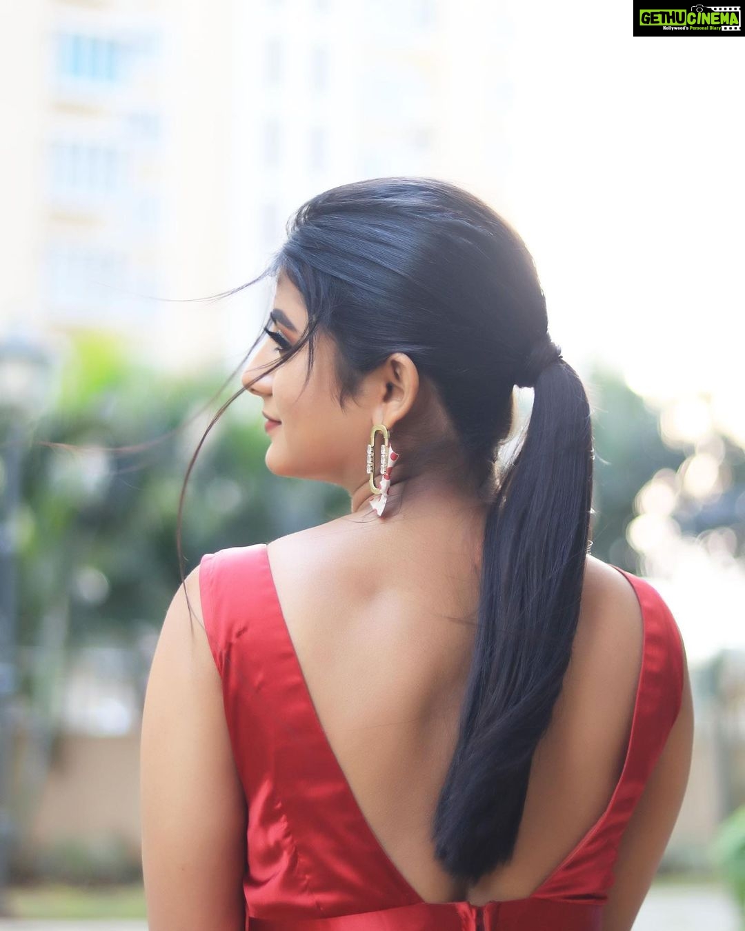 Gabriella Charlton Instagram - #vijaytelevisionawards2022 Lovely fitted maroon gown and customised accessories by @sdduniqueboutique_97 ❤️ Makeup @makeup_by_kez 🥰 Hairstylist @mani_stylist_ 🥰 Photography @varuun.jpg 🤍 Thanks team! ✨