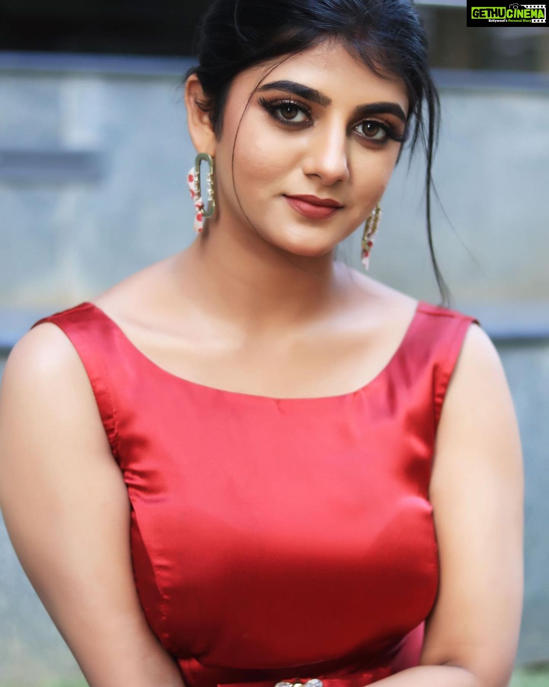 Gabriella Charlton Instagram - #vijaytelevisionawards2022 Lovely fitted maroon gown and customised accessories by @sdduniqueboutique_97 ❤️ Makeup @makeup_by_kez 🥰 Hairstylist @mani_stylist_ 🥰 Photography @varuun.jpg 🤍 Thanks team! ✨