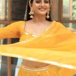 Gabriella Charlton Instagram - Feeling like a happy floating princess! This video makes me happy 💛 Thanks to @suhanyalingamdesign @jeevithamakeupartistry @varuun.jpg for making me look like this 🥺❤️