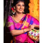 Gabriella Charlton Instagram - I would like to wish you a very happy Pongal-o-pongal (the cliché caption 😜) I hope your day is filled with joy, peace, togetherness and happiness in the tummy ❤️🙏🏼 More pictures coming soon 🤍 The team behind this happy face ~ Mua | @lakshmiajay_makeupartistry Hairstylist | @mani_stylist_ Costumes | @sajna_bridal_wear_designer Jewellery | @new_ideas_fashions Decor | @purpletreeprojects Photography & Cinematography @shadowsphotographyy @ajay_shadowsphotography Location | @sppgardens