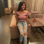 Gabriella Charlton Instagram - Aama kizhinja pant dhan. Kaasu irundha vaangi kudunga pa