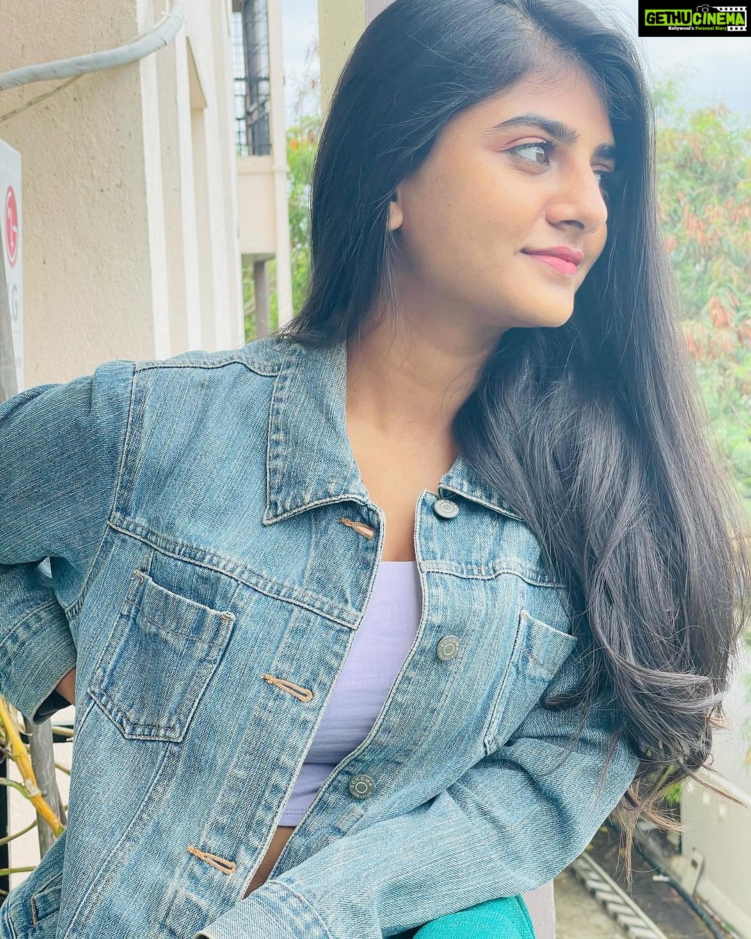 Gabriella Charlton Instagram - Caption yosicha manda valikkum so adhelam free ah vidanum 😋