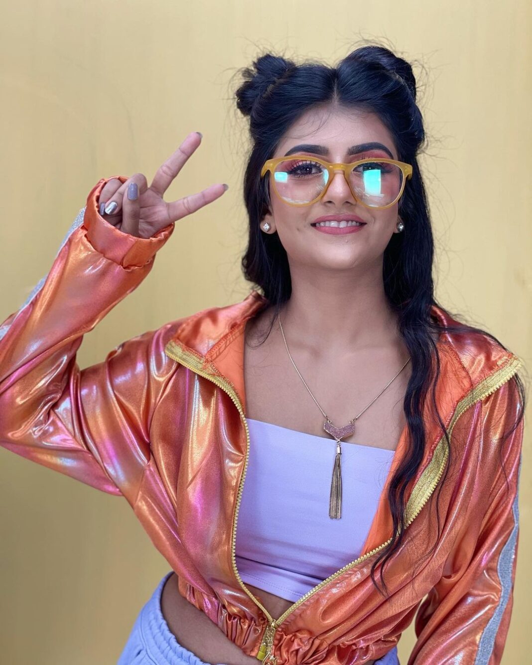 Gabriella Charlton Instagram - Hope you liked this look for the promo!! Can’t wait for the launch of BB Jodi! 🤩 This team made it possible! Costume by @the_udai_vandi Styling partner @dorothyjai MUA & Hair by @jeevitha.mua Accessories @yesweshopp