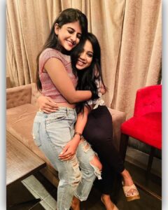 Gabriella Charlton Instagram - Aama kizhinja pant dhan. Kaasu irundha vaangi kudunga pa