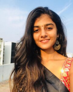 Gabriella Charlton Instagram - Wind in my hair and I don’t like it Saree ~ @nilamas_creations Sorry for the late upload 🙈♥️ Don’t forget to STAY HOME y’all!