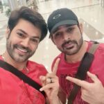 Ganesh Venkatraman Instagram - That's what I call Painting the 'TOWN RED' Literally 😉😉 With @actor_shaam bhai.. back to Chennai after a lovely shooting schedule in Hyderabad, there's never a dull moment when this man is around ❤ #Varisu #Thalapathy66 #varisudu #Tamilmovie #Actorslife