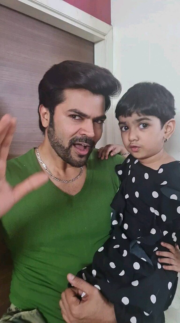 Ganesh Venkatraman Instagram - When I am trying to tell her a 'STORY'....and she wants to know the exact details 🤔🤨🥴🤯🧐 ❤❤❤ #storytelling #ReelswithSamy #daddyduties #fatherdaughter
