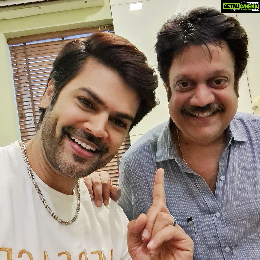 Ganesh Venkatraman Instagram - A smile is an inexpensive way to look Good... and it sure helps when ur friend is a dentist 😉😁 The reason behind my sparkling smile Dr Hari @dentistharii Thanks for helping me put on MY BEST SMILE everyday buddy ! #JGHRDENTALCARE