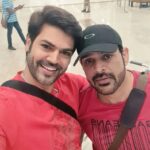 Ganesh Venkatraman Instagram - That's what I call Painting the 'TOWN RED' Literally 😉😉 With @actor_shaam bhai.. back to Chennai after a lovely shooting schedule in Hyderabad, there's never a dull moment when this man is around ❤ #Varisu #Thalapathy66 #varisudu #Tamilmovie #Actorslife