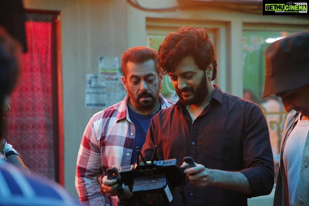 Genelia D'Souza Instagram - आषाढी एकादशीच्या सगळ्यांना खूप खूप शुभेच्छा. पांडुरंगाच्या साक्षीने मी मराठी चित्रपटक्षेत्रात पाऊल ठेवलं आणि आज त्याच विठूमाऊलीच्या आषाढीला सांगतांना अतिशय आनंद होतोय की मी दिग्दर्शित केलेल्या पहिल्या मराठी चित्रपटाचं चित्रीकरण नुकतंच पूर्ण झालं आहे . अनेक अडचणीतून मार्ग काढत मी आणि माझ्या टीमने पहिला टप्पा यशस्वीपणे गाठला आहे आणि आता पुढचा पूर्णत्वाचा प्रवास आणखी बरंच शिकवणारा असणार आहे पण जर तुमच्या पाठीशी तुमची जिवाभावाची माणसं असतील तर हा प्रवास आणखी सोपा होतो. अशाच एका जिवाभावाच्या माणसाची साथ आमच्या चित्रपटाला लाभली ते म्हणजे ‘सलमान भाऊ’ . माझ्या पहिल्या मराठी चित्रपटाला भाऊंनी #लईभारी साथ दिली होती आता भाऊने माझ्या पहिल्या दिग्दर्शकीय चित्रपटात आणखी एक #वेड केलंय. थॅक्यु भाऊ. लव यू. तुम्हा सर्वांच्या सदिच्छांमुळे वेड पूर्ण झाला आहे . आणि आता… वेडेपणा सुरु होणार आहे. तेव्हा भेटूया लवकरच... चित्रपटगृहात !! रितेश विलासराव देशमुख