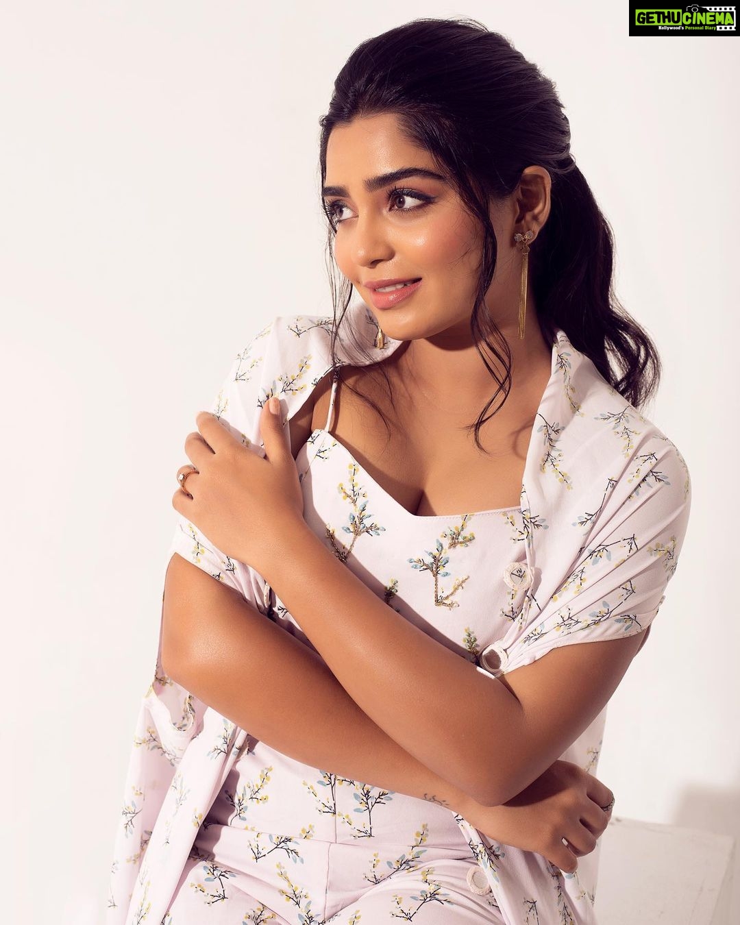 Gouri G Kishan - 164.8K Likes - 🤍
Shot by @balakumaran.19
Styled by @deekshitanikkam
Makeup by @makeupwithshruthi
Hairstylist @suganthi.themua
Wardrobe @wasabistore.in