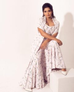 Gouri G Kishan Instagram - Give those you love wings to fly, roots to come back to and reasons to stay 🤍

~Dalai Lama

Shot by @balakumaran.19 
Styled by @deekshitanikkam 
Makeup by @makeupwithshruthi 
Hairstylist @suganthi.themua 
Wardrobe @wasabistore.in