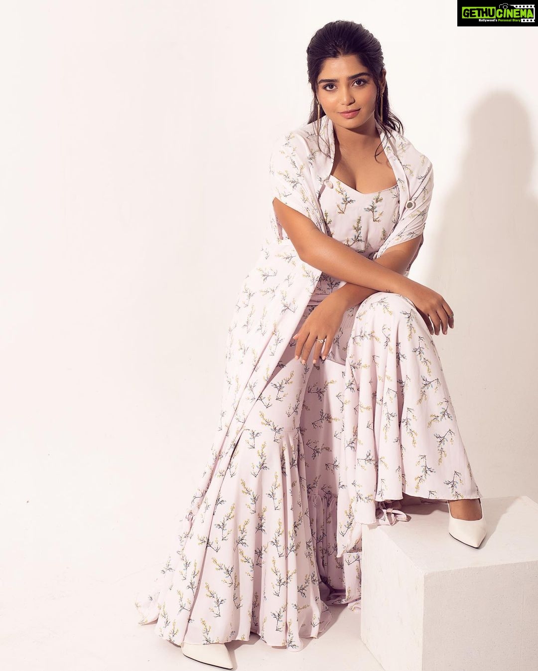 Gouri G Kishan - 216.9K Likes - Give those you love wings to fly, roots to come back to and reasons to stay 🤍
~Dalai Lama
Shot by @balakumaran.19
Styled by @deekshitanikkam
Makeup by @makeupwithshruthi
Hairstylist @suganthi.themua
Wardrobe @wasabistore.in