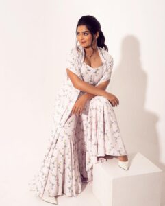 Gouri G Kishan Instagram - Give those you love wings to fly, roots to come back to and reasons to stay 🤍

~Dalai Lama

Shot by @balakumaran.19 
Styled by @deekshitanikkam 
Makeup by @makeupwithshruthi 
Hairstylist @suganthi.themua 
Wardrobe @wasabistore.in