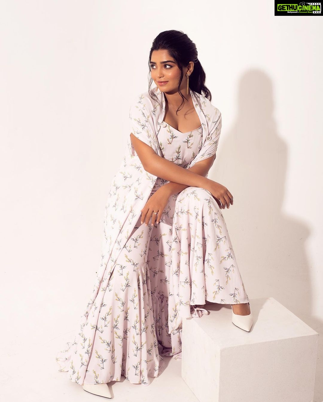 Gouri G Kishan - 216.9K Likes - Give those you love wings to fly, roots to come back to and reasons to stay 🤍
~Dalai Lama
Shot by @balakumaran.19
Styled by @deekshitanikkam
Makeup by @makeupwithshruthi
Hairstylist @suganthi.themua
Wardrobe @wasabistore.in