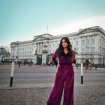 Harshika Poonacha Instagram – Phone Clicks by @snabhi of @harshikapoonachaofficial posing at #BuckinghamPalace #London Buckingham Palace, London