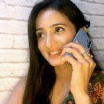 Harshika Poonacha Instagram - When you get a call from a person you did not expect to call 🥹 What would you do ? How would you react ? Let’s #remix right now !!! #alaypayuthey 🥰🥰🥰 Love this movie @actormaddy sir and @shaliniajithkumarofficial have lived their roles so beautifully ♥♥♥ Directed by the legendary #Maniratnam sir and music by another legend @arrahman sir is magical 🔥 Just felt nice doing this bit🥹 Might delete later #trending #emotional #scene #alaypayuthey #maniratnam #arrahman #madhavan #harshika #harshikapoonacha #classic #movie #smiling #queen Bangalore, India
