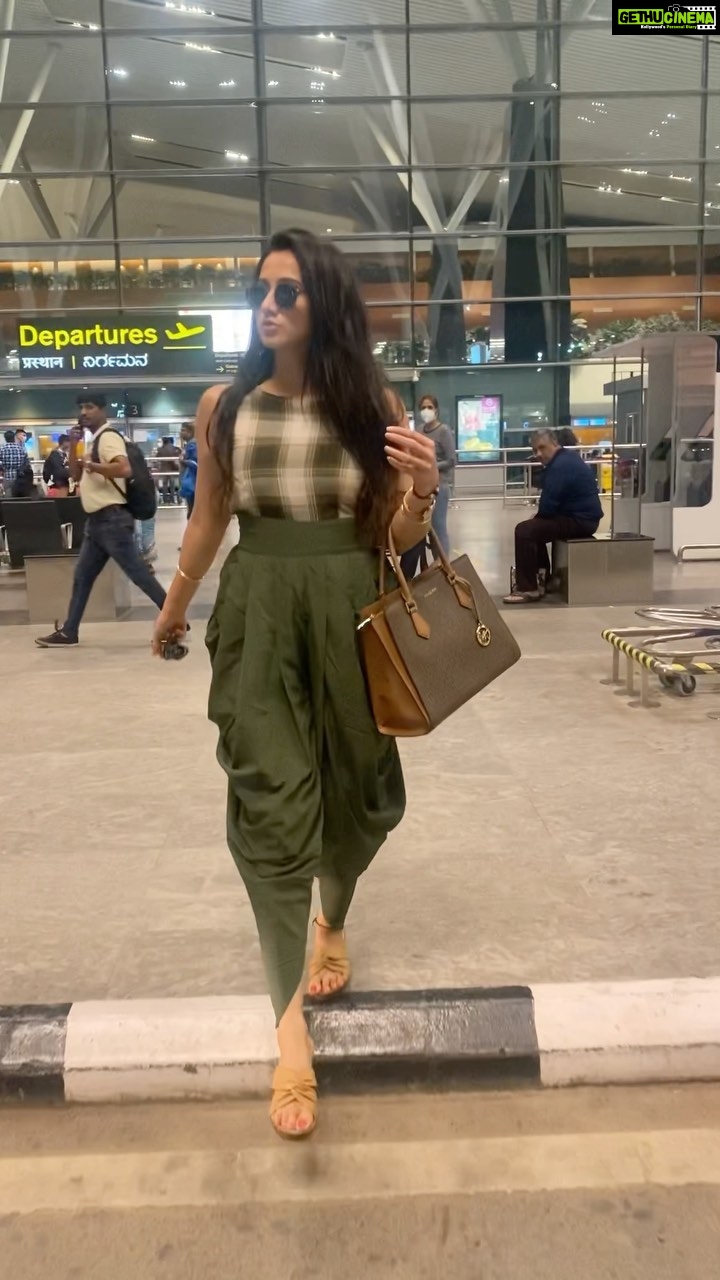 Harshika Poonacha Instagram - How many of you travel like me? Fly for a quick meeting and come back in the available next flight with no luggage and just the hand bag ♥️♥️♥️ I’m sure many will, Send a ♥️ (red heart ) in the comments section if you do so . . . . #halamathihabibo #trending #song #loveyou #sandalwood #queen #chitte #smilingqueen #harshika #harshikapoonacha #shoot #work #trending #reels #thalapathy #vijay #green #jumpsuit #beautiful #gorgeous #sexy #amazing #dance #music