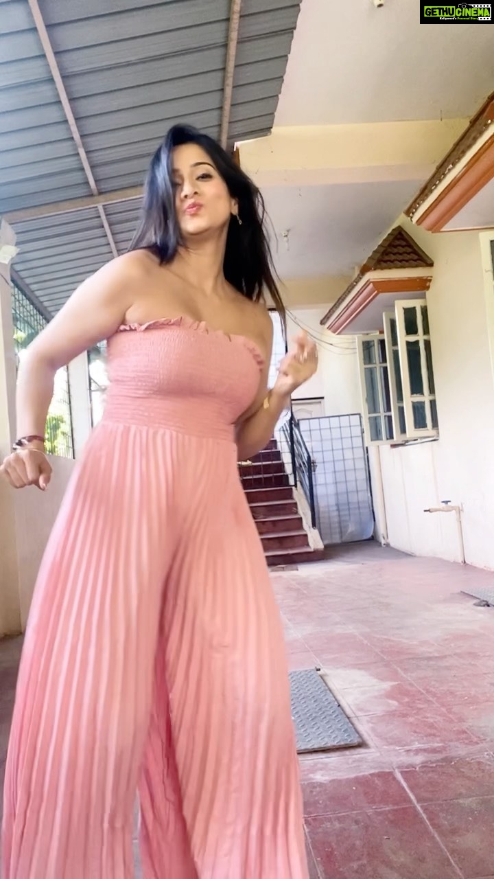 Harshika Poonacha Instagram - I kept up my promise , Danced for this amazing song , Well watched the steps just once and this is my first take ,felt something nice about it π€©π€©π€© Itβs a mix of blooper and okay take as this was the only one shot ππ€£ So hope u enjoy it ππβ€οΈ Keep dancing and keep laughing π This video will surely make you smile , Thank me later β€οΈ #raanu #raanu #trending #song #loveyou #sandalwood #queen #chitte #smilingqueen #harshika #harshikapoonacha #shoot #work #trending #reels #raanuraanuantunechinnado #pink #jumpsuit #beautiful #gorgeous #sexy #amazing #dance #music