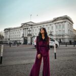 Harshika Poonacha Instagram – Phone Clicks by @snabhi of @harshikapoonachaofficial posing at #BuckinghamPalace #London Buckingham Palace, London