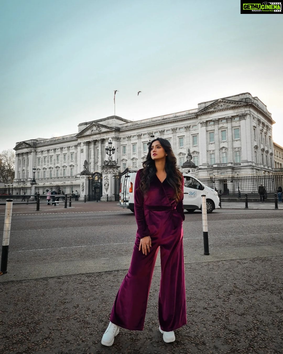 Harshika Poonacha Instagram - Phone Clicks by @snabhi of @harshikapoonachaofficial posing at #BuckinghamPalace #London Buckingham Palace, London