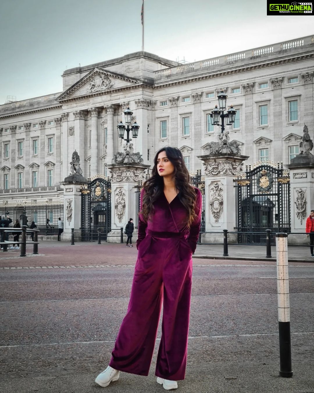 Harshika Poonacha Instagram - Phone Clicks by @snabhi of @harshikapoonachaofficial posing at #BuckinghamPalace #London Buckingham Palace, London