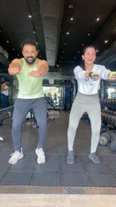 Harshika Poonacha Instagram - After working out for an hour , Ek Reel tho bantha hai 😍 #trending #gym #workout #fitness #freak #trainer #cardio #dance #punjabi #music Gold's Gym RR Nagar