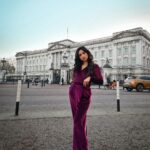 Harshika Poonacha Instagram - Phone Clicks by @snabhi of @harshikapoonachaofficial posing at #BuckinghamPalace #London Buckingham Palace, London
